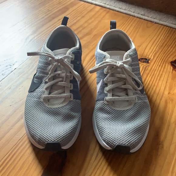 Women’s Nike sneakers Size 9 - Picture 2 of 12